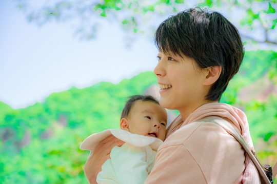 【抱っこ紐が苦しいサイン】原因や対処法と間違った付け方や正しい位置