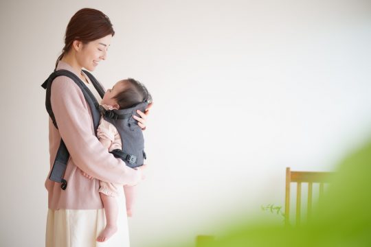 【抱っこ紐が簡単】コンパクトや付け外しと新生児や選び方
