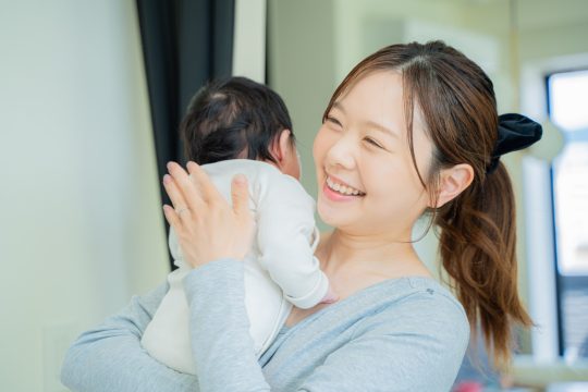 【新生児の抱っこ紐】種類や選び方と寝かしつけや抱っこの方法