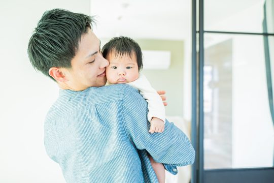 【赤ちゃんをだっこ】縦抱きと横抱きやポイントとダメな抱き方