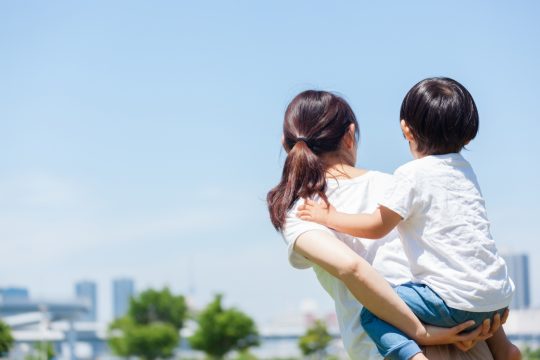 【抱っこ紐とおんぶはいつから】メリットやデメリットと注意点